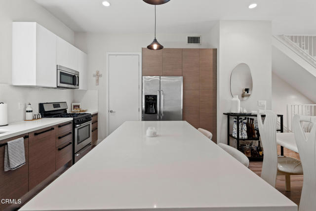 5664 Hazeltine Avenue, Sherman Oaks CA: https://media.crmls.org/mediaz/d61f967e-b0d3-4c1b-9605-06ec934d70cd.jpg