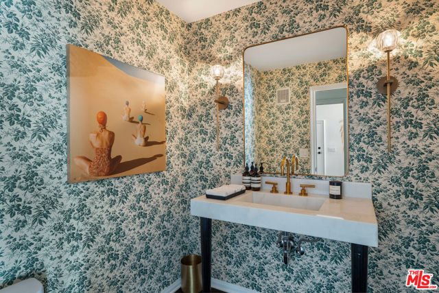 2241 Canyonback Road, Los Angeles CA: https://media.crmls.org/mediaz/d61ffa3e-f4aa-48f5-badb-2ab929a30c4f.jpg