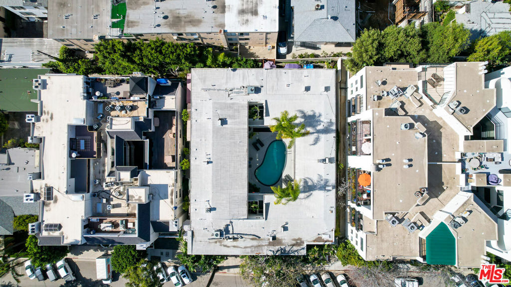 https://media.crmls.org/mediaz/d6224d8f-2813-4f6a-a019-0797e1182c83.jpg?preset=X-Large
