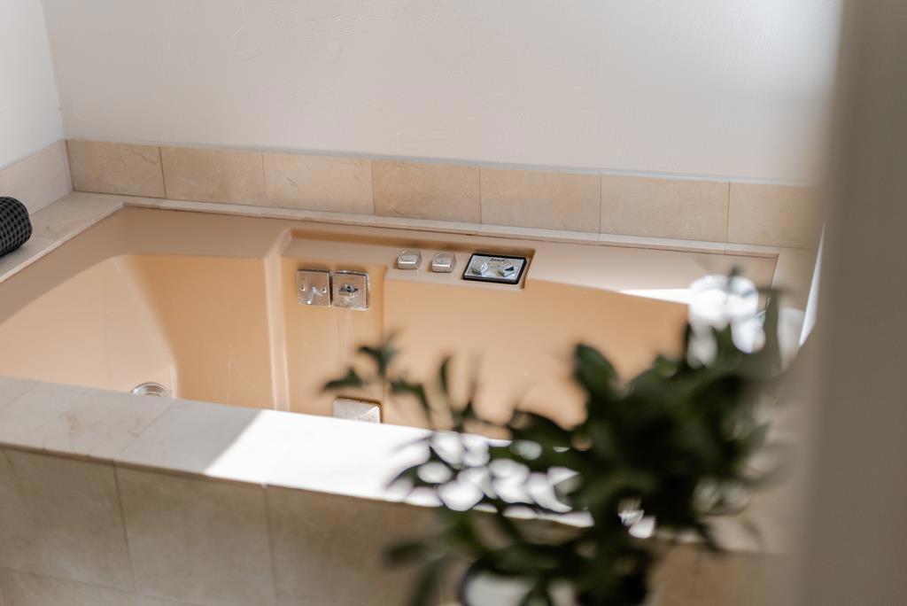https://media.crmls.org/mediaz/d6229186-a063-4e3c-9e56-76fa19d4d915.jpg?preset=X-Large