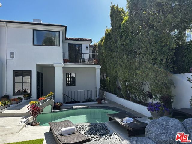 723 10th Street, Santa Monica CA: https://media.crmls.org/mediaz/d622f1cf-f858-47d1-a0e5-dec906d02608.jpg