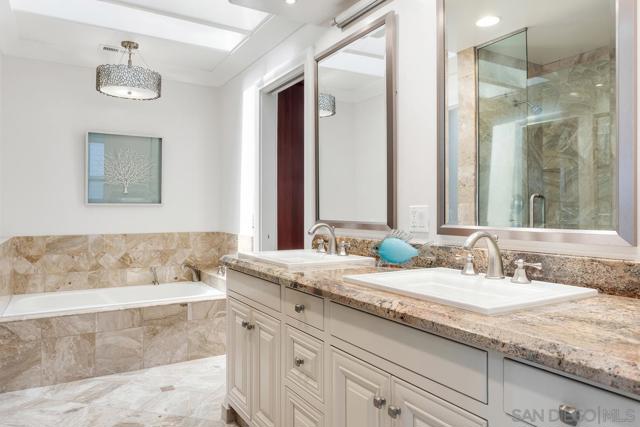 270 Surfview Ct, Del Mar CA: https://media.crmls.org/mediaz/d623b2a2-d04e-45e6-ad76-c7ca2d300a4a.jpg
