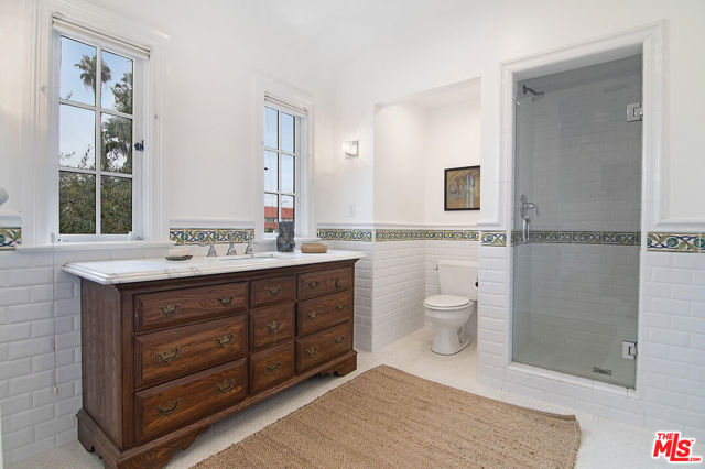 338 S Highland Avenue, Los Angeles CA: https://media.crmls.org/mediaz/d62412a4-1165-44ca-9e34-115fc31b8915.jpg