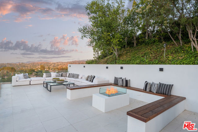 4338 Gayle Drive, Tarzana CA: https://media.crmls.org/mediaz/d6255881-57ef-4110-aef4-486921cae212.jpg