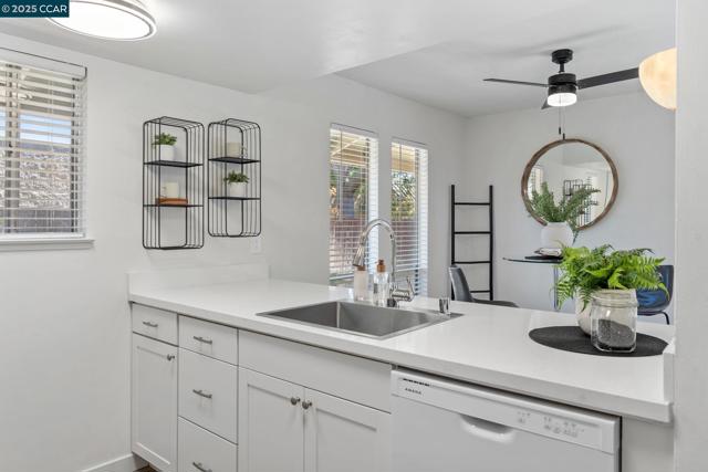 5514 Roundtree Dr, Concord CA: https://media.crmls.org/mediaz/d6259ed4-c6d9-433d-b1e5-13e4a62c6854.jpg