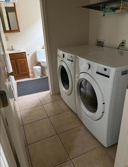 3241 Davis Street, Oakland CA: https://media.crmls.org/mediaz/d626638d-242f-4f37-bba0-b75614bea170.jpg