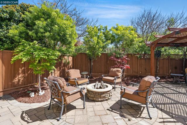 30300 Meridien Cir, Union City CA: https://media.crmls.org/mediaz/d626c60e-8729-42a0-83bf-4f69f3cbdae7.jpg