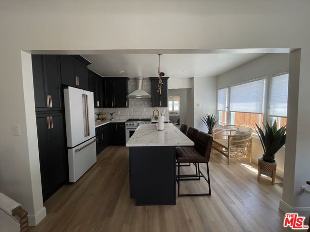 1086 West Boulevard, Los Angeles CA: https://media.crmls.org/mediaz/d626fe2d-eb50-4945-8908-dd28baab7839.jpg