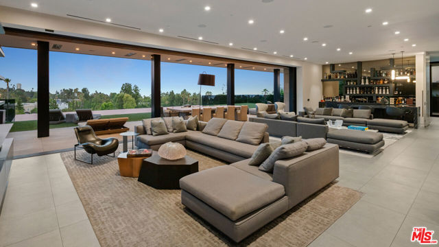 1140 Summit Drive, Beverly Hills CA: https://media.crmls.org/mediaz/d6274b2f-dc9a-444b-827e-c419b2119e5f.jpg