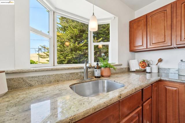 10601 Sheldon St, Oakland CA: https://media.crmls.org/mediaz/d6278ef6-1790-4f40-ab07-32c8f0fb133b.jpg
