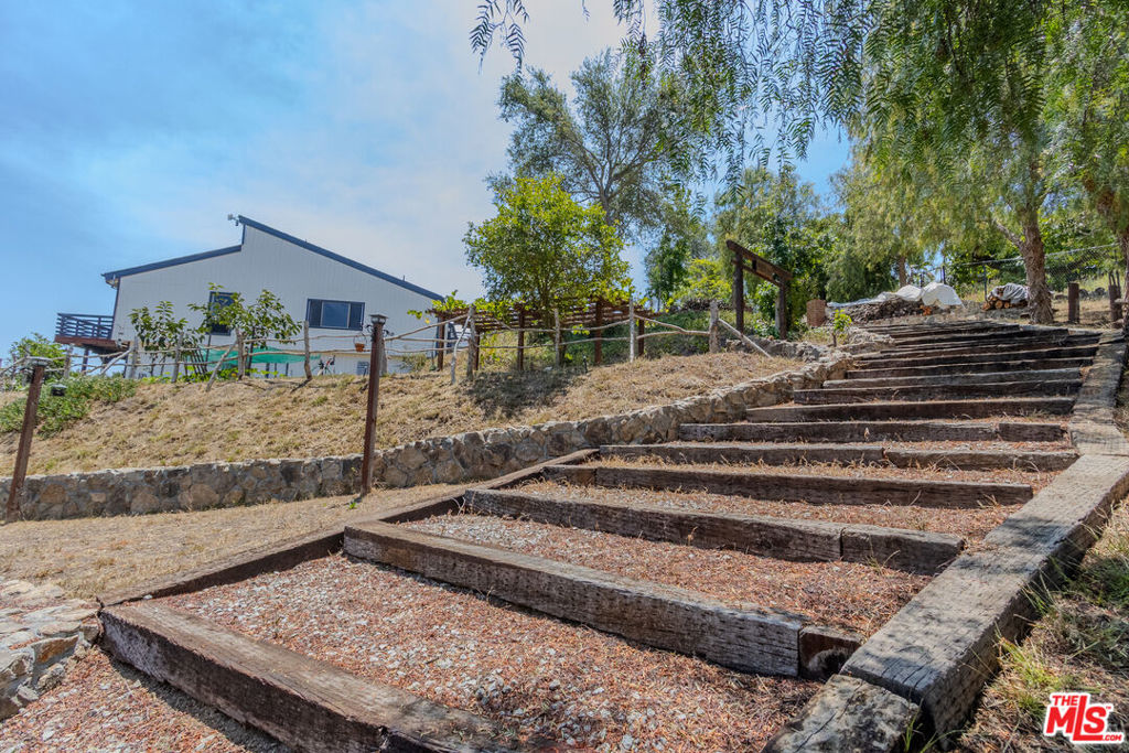 https://media.crmls.org/mediaz/d627936e-f789-47b1-97d4-7b111fe7526f.jpg?preset=X-Large
