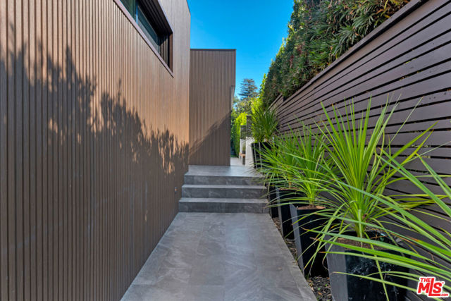 418 N Bowling Green Way, Los Angeles CA: https://media.crmls.org/mediaz/d627fd5d-0467-4f8d-b84b-c154649ff41f.jpg