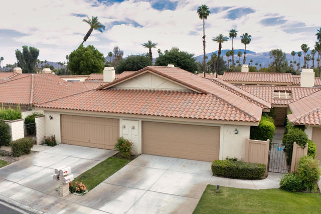 177 Las Lomas, Palm Desert CA: https://media.crmls.org/mediaz/d6284f04-329d-4869-88d3-cfda307d2e7a.jpg