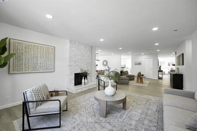 1662 Dorchester Pl, Concord CA: https://media.crmls.org/mediaz/d628b915-e45f-448f-9515-aa376f992c0c.jpg