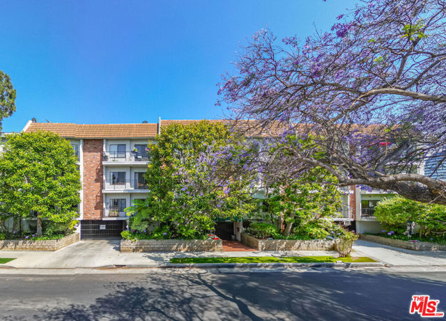 11928 Kiowa Avenue, Los Angeles CA: https://media.crmls.org/mediaz/d629e2a6-5f51-4d00-a26e-7c0c63373c5b.jpg