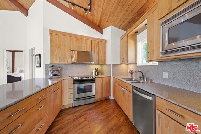 1746 Deerhill Trail, Topanga CA: https://media.crmls.org/mediaz/d62ac04b-2406-4ecb-a38b-0a3a039e2a27.jpg
