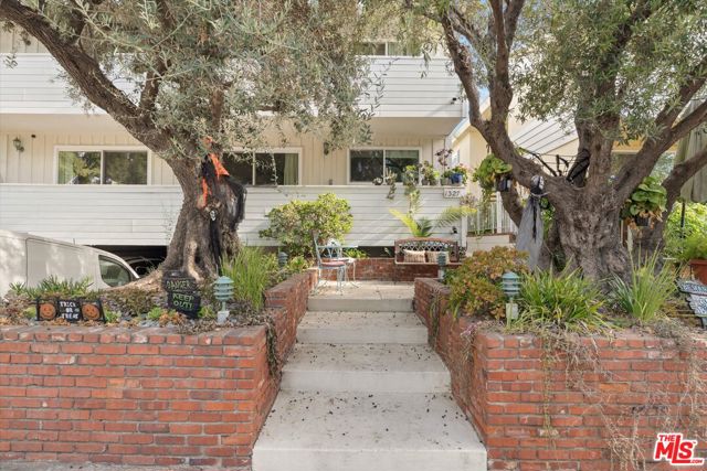1327 Stanford Street, Santa Monica CA: https://media.crmls.org/mediaz/d62ad8a1-2a63-4f5e-8a94-8c1b8a365ad0.jpg