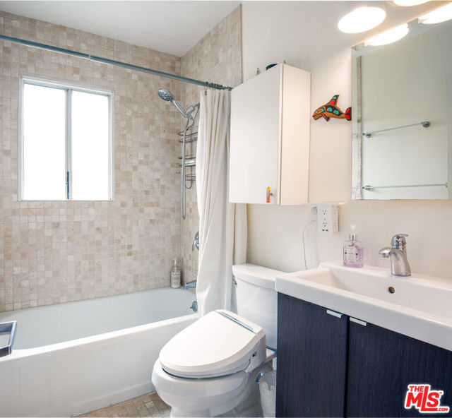 10739 Jefferson Boulevard, Culver City CA: https://media.crmls.org/mediaz/d62b86f4-8e44-4204-90d2-75ff268e7598.jpg