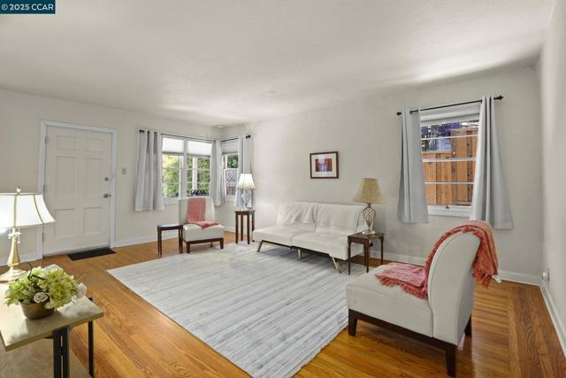 2450 Bella Vista Ave, Martinez CA: https://media.crmls.org/mediaz/d62bde08-007e-4261-85dd-9d69e24877e5.jpg