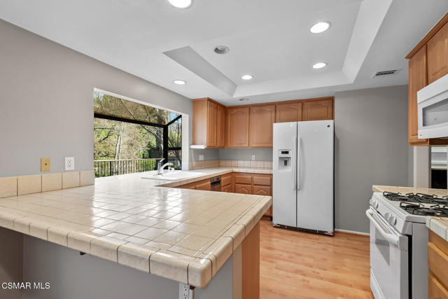 784 N Valley Drive, Westlake Village CA: https://media.crmls.org/mediaz/d62cf83e-b6b7-4f80-b6e1-27609204e6af.jpg