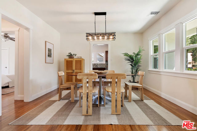 913 N Clybourn Avenue, Burbank CA: https://media.crmls.org/mediaz/d62d0ef9-189a-498b-8cc3-c210a938c272.jpg