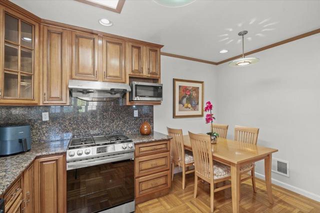 33 Escondido Avenue, San Francisco CA: https://media.crmls.org/mediaz/d62dc785-bbc9-4c4e-ba4f-56c27c608720.jpg