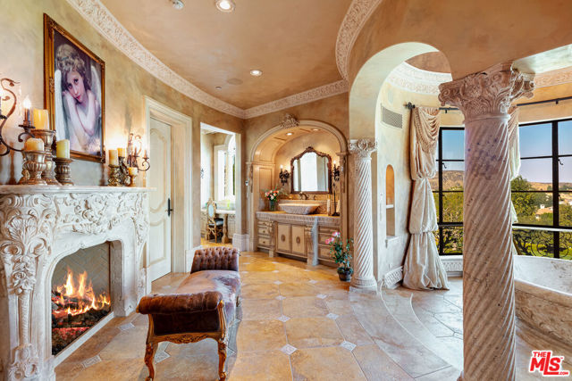 25305 Prado De La Felicidad, Calabasas CA: https://media.crmls.org/mediaz/d62f7673-e564-4a26-958e-75f47ec67475.jpg