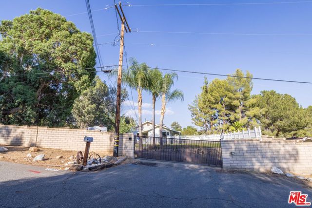 27933 Magic Mountain Lane, Canyon Country CA: https://media.crmls.org/mediaz/d6324e9e-7f12-4c42-b43c-54a641e770d6.jpg