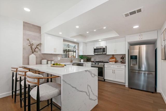 2512 Santa Ana Ave, Costa Mesa CA: https://media.crmls.org/mediaz/d632cf58-d0b7-43b3-928f-dcce4c9fac35.jpg