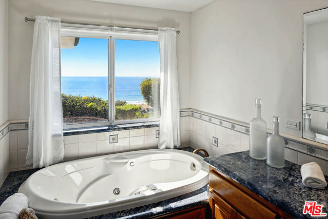 29821 Pacific Coast Highway, Malibu CA: https://media.crmls.org/mediaz/d63333ee-1310-4f2a-95e6-71eb0f0c8a01.jpg