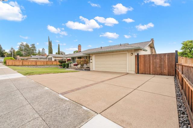 2845 Briarwood Dr, Livermore CA: https://media.crmls.org/mediaz/d6338229-0bd5-4869-accb-c67efefbfad8.jpg