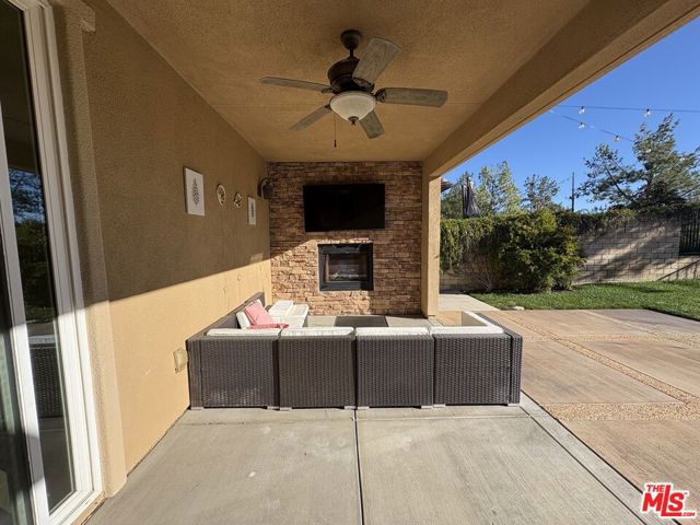 19320 Carranza Lane, Santa Clarita CA: https://media.crmls.org/mediaz/d634f67e-a981-4801-aa91-f56696716be0.jpg