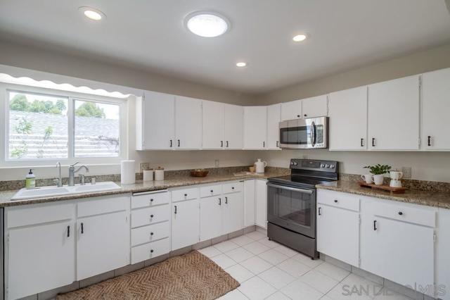 309 11 E Ave, Coronado CA: https://media.crmls.org/mediaz/d6352713-c6ff-404e-b056-87df7a3856ec.jpg