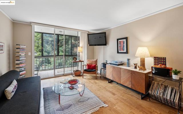250 Whitmore St, Oakland CA: https://media.crmls.org/mediaz/d635d126-ea2d-4ecb-a330-318e9ed93ff3.jpg