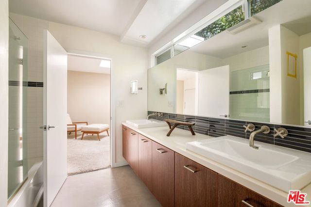 11115 Dona Pegita Drive, Studio City CA: https://media.crmls.org/mediaz/d636d95a-d7fa-484d-9ef6-6a32bee8ef31.jpg