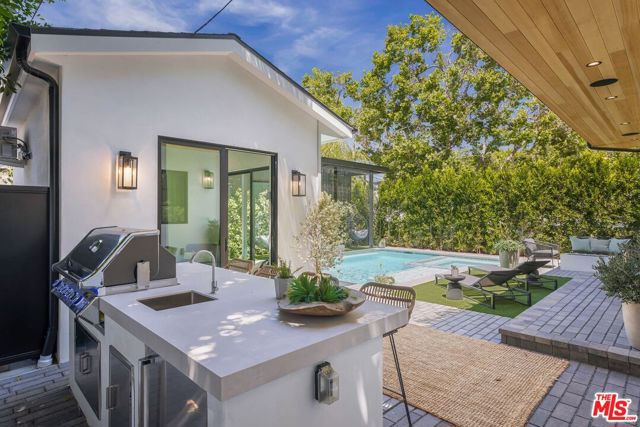 3935 Rhodes Avenue, Studio City CA: https://media.crmls.org/mediaz/d6371578-eeed-4aad-8399-c7843859c6fb.jpg