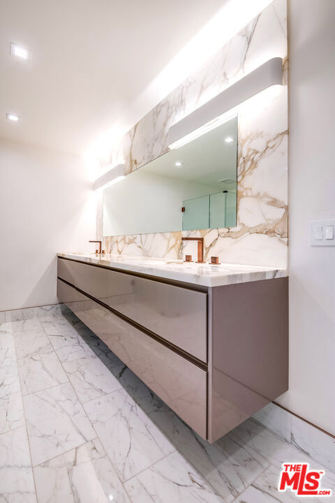 16601 Park Lane Circle, Los Angeles CA: https://media.crmls.org/mediaz/d6383308-289d-4a98-9fb8-182f7ff3d601.jpg