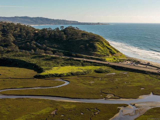 12994 Via Esperia, Del Mar CA: https://media.crmls.org/mediaz/d63885ae-9402-40f6-bb54-beedb649961f.jpg