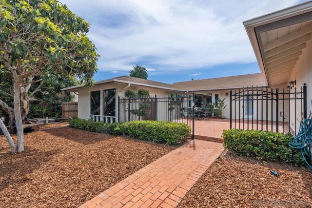 8874 La Jolla Scenic Dr N, La Jolla CA: https://media.crmls.org/mediaz/d63a18e9-ea95-4b57-a74e-9f37b56f02f5.jpg