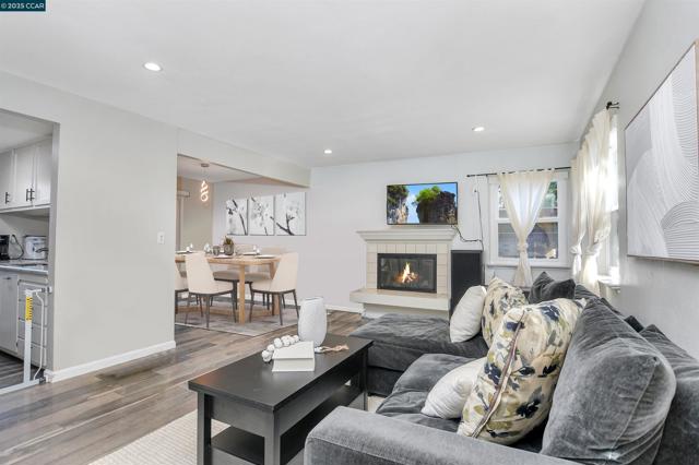 896 Camelback Place, Pleasant Hill CA: https://media.crmls.org/mediaz/d63bee31-526c-4583-8070-e341d1b6bb41.jpg