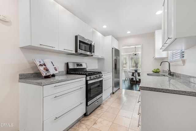 Detail Gallery Image 10 of 37 For 15233 Camarillo St, Sherman Oaks,  CA 91403 - 5 Beds | 4 Baths
