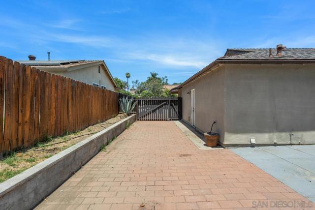 1561 Oak Hill Dr, Escondido CA: https://media.crmls.org/mediaz/d63d85cd-873f-4c6c-b74d-fe87cc2e1cf1.jpg