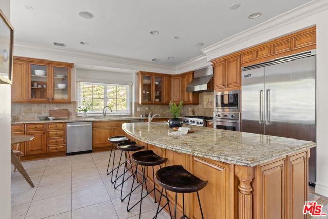 3697 Benedict Canyon Lane, Sherman Oaks CA: https://media.crmls.org/mediaz/d63d9c43-f59b-4b2c-942e-9fa70e102eea.jpg