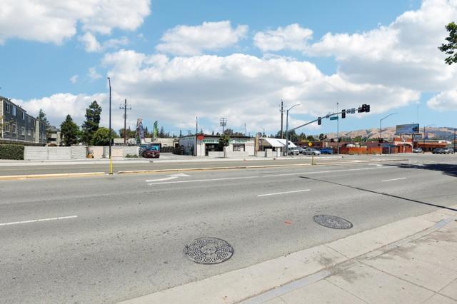 1972 1972 Alum Rock Avenue, San Jose CA: https://media.crmls.org/mediaz/d63e7fc7-9343-4ef0-b0ba-5cd05c0d5f60.jpg