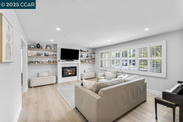 120 Paraiso Dr, Danville CA: https://media.crmls.org/mediaz/d63e8b28-24e9-4d44-a327-435a519ae338.jpg