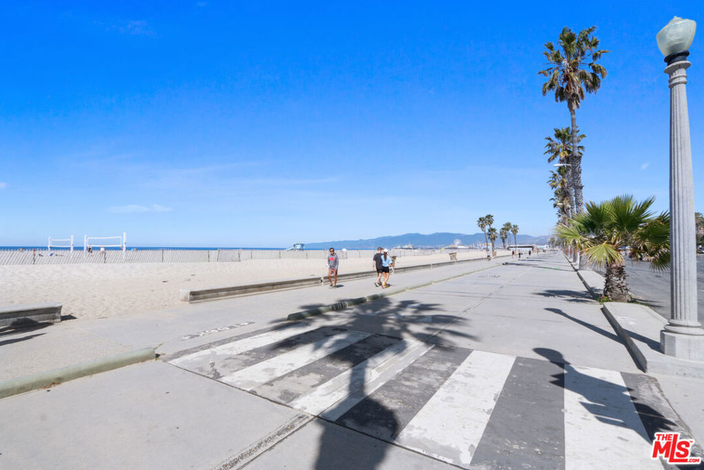 https://media.crmls.org/mediaz/d63f3d72-7c52-4df7-b733-71436c2840c9.jpg?preset=X-Large