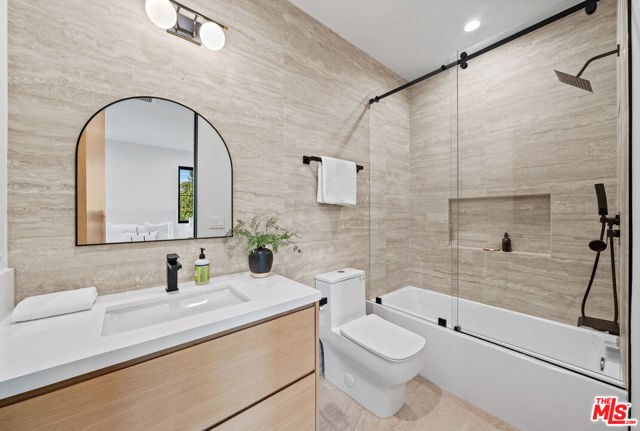 11317 Valley Spring Lane, Studio City CA: https://media.crmls.org/mediaz/d63fa517-8a0d-4630-abd0-4e2365d748c7.jpg