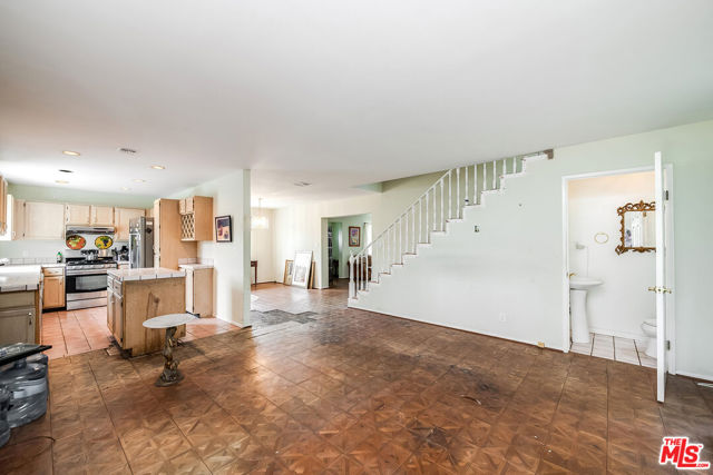 10355 Camarillo Street, Toluca Lake CA: https://media.crmls.org/mediaz/d64092ac-d997-45f2-89e7-9fb23dd62690.jpg