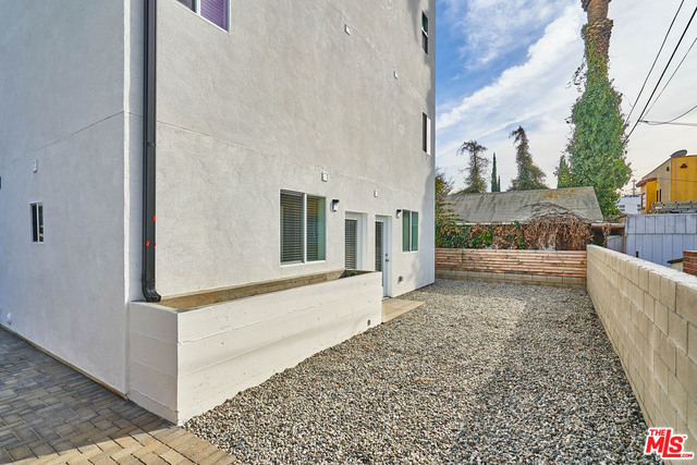 1129 S Harvard Boulevard, Los Angeles CA: https://media.crmls.org/mediaz/d6413f63-dd82-4685-b7a1-cd000db26b95.jpg