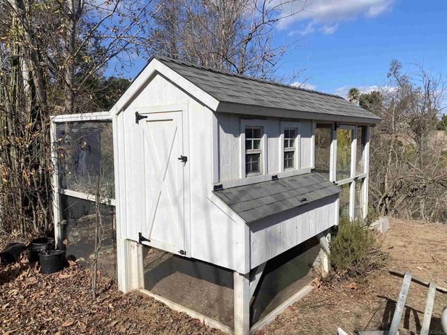 9740 Nutby Ln, Escondido CA: https://media.crmls.org/mediaz/d6429a74-c47f-411f-a088-37d7a32b2678.jpg